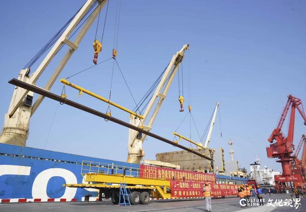 中国高铁“整体出口”第一单——印尼雅万高铁出海的第一批50米长钢轨即将启航　　