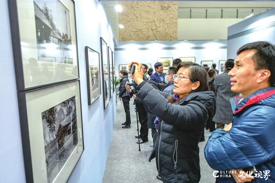 100余幅老照片串成的记忆长廊——济南记忆影像保护工程典藏作品展开启“时光之旅”，数千市民慕名而来