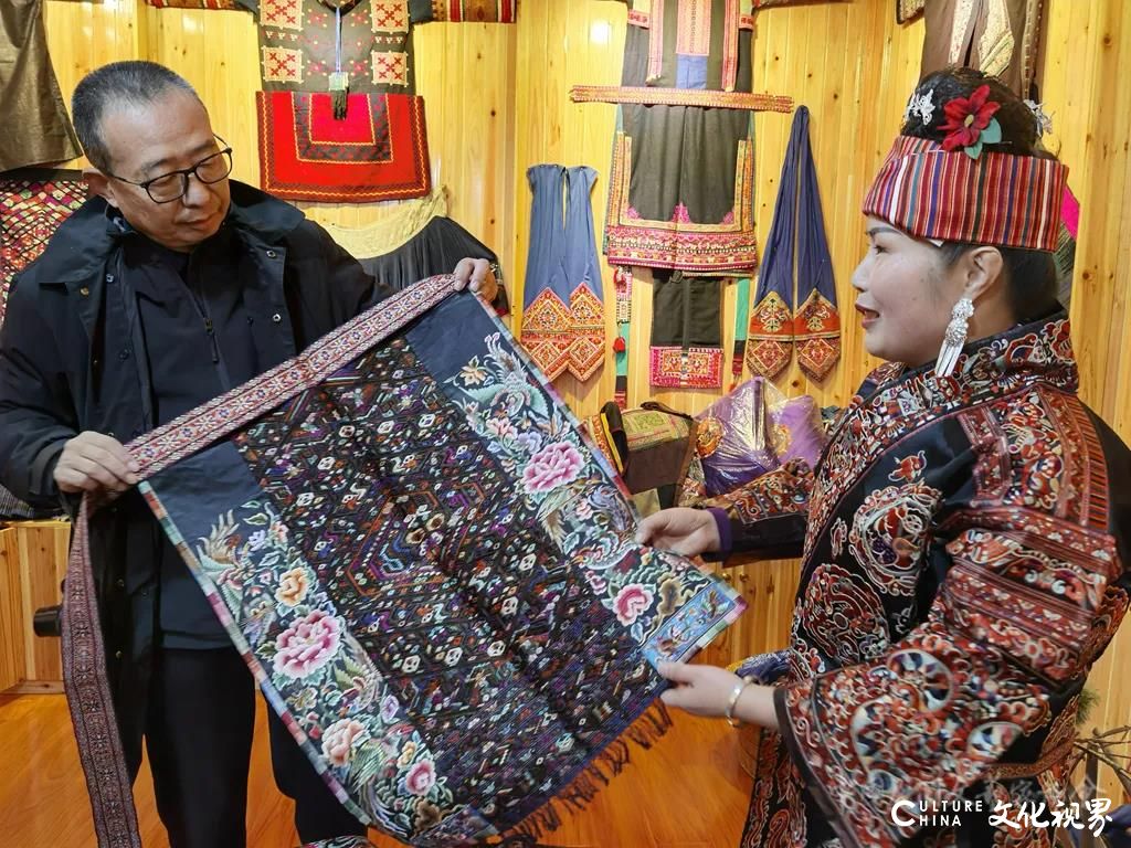潘鲁生深入贵州黔东南调研民间工艺保护与传承，对传承人的文化坚守表示赞赏