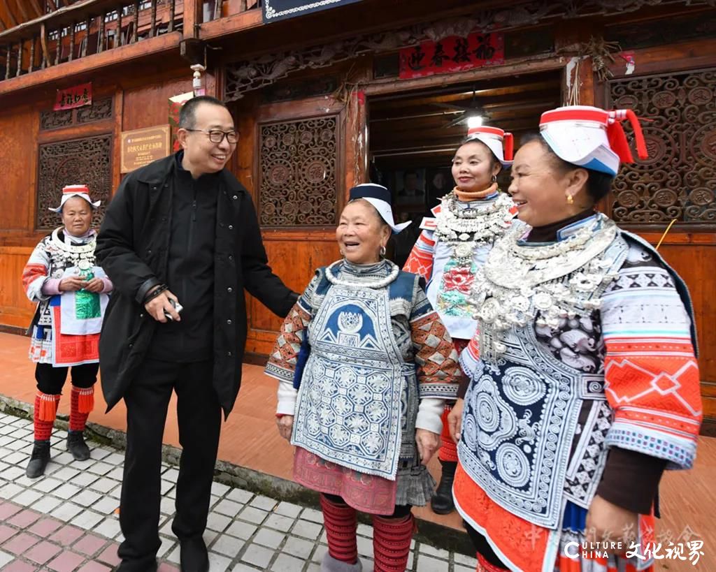 潘鲁生深入贵州黔东南调研民间工艺保护与传承，对传承人的文化坚守表示赞赏