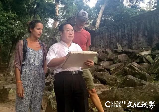 精美传神  令人震撼——著名画家姜宏伟谈吴哥窟写生经历及“高棉的微笑”创作心路