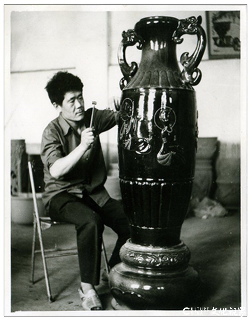 一个陶瓷艺术大师的人间正道——记淄博华光国瓷艺术设计总监何岩