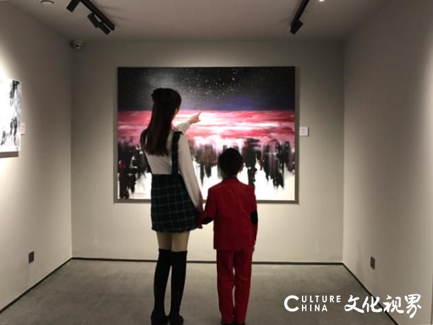 青年画家张广瑜个人画展《我的心里下了一场雨》在青岛开幕，艺术灵思在此激荡飞扬