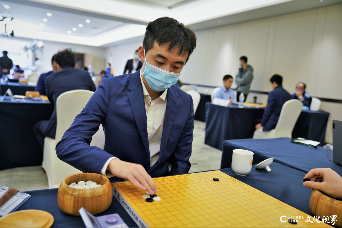 “华为手机杯”围甲联赛举行今年最后一次发布会，日照山海大象队和江西金达莱环保队晋级总决赛