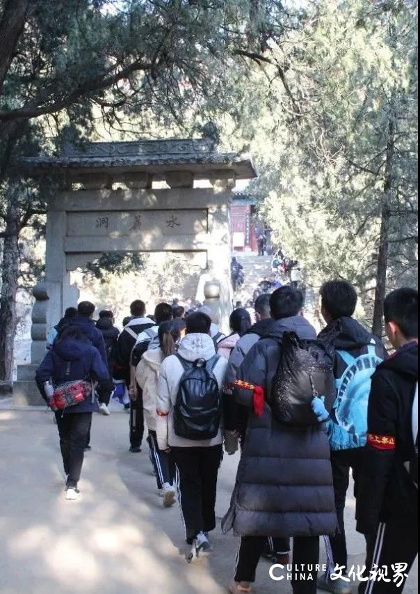 泰山之巅   宣告成年——泰山国际学校高三学子登上五岳之尊泰山，圆满举办“成人礼”