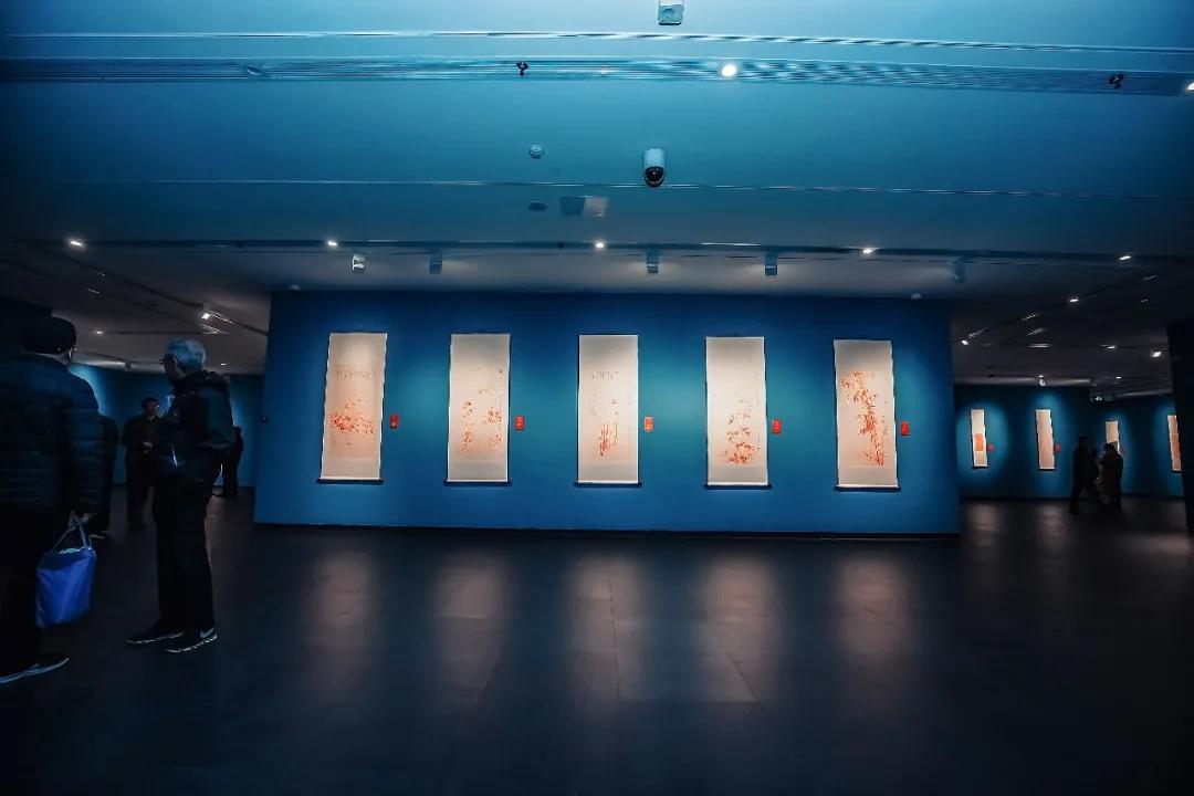 一枝一叶总关情——著名画家韦辛夷红竹迎春展开幕，80幅朱砂红竹亮相济南