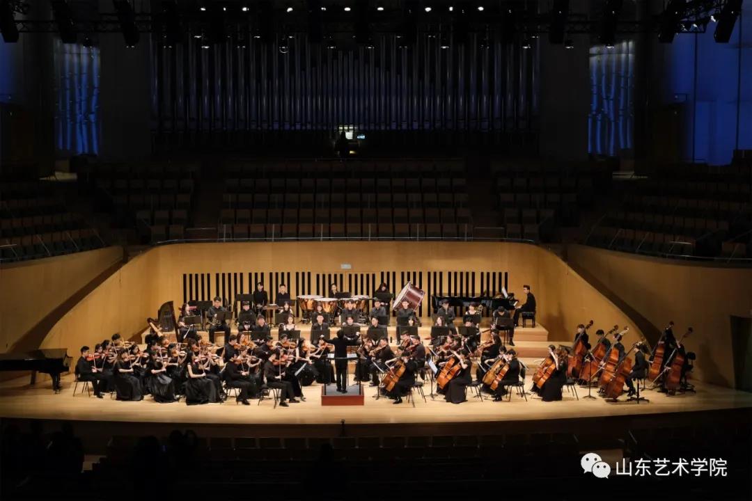山东艺术学院2021新年音乐会在山东省会大剧院举办，以跳动的音符“敲响”新年的钟声