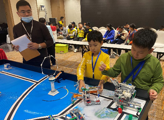 济南托马斯学校10名学生成功斩获世界机器人大赛多个大奖，其中一名同学获创意编程赛全国第一名