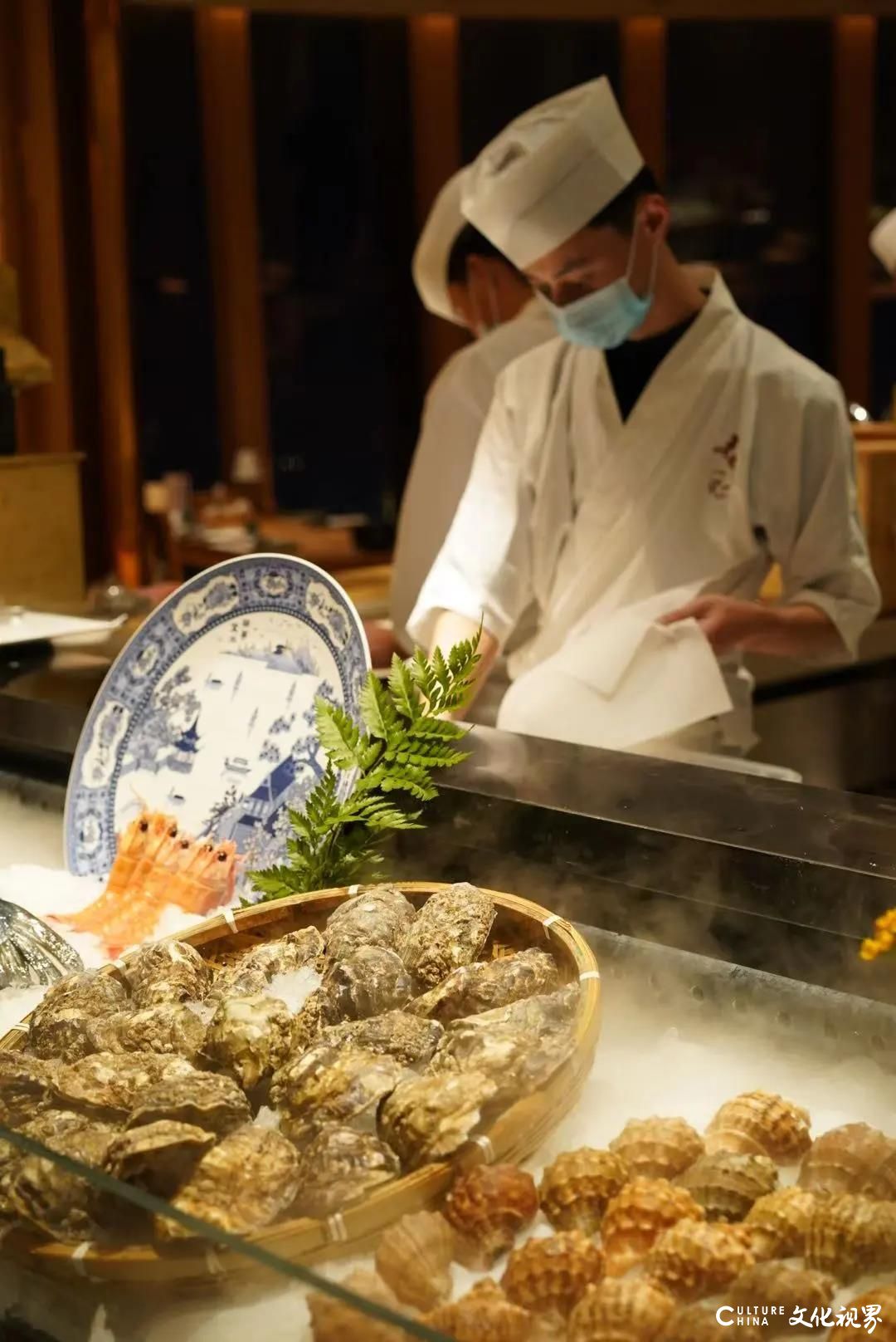 “新年宴请”来济南泉客厅·和彩板前料理，感受日本主厨鱼住洋介精心指导制作的冬季新品