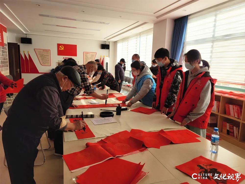中国甲午战争博物院派出书法志愿服务小分队，为威海市民送“福”字、写春联、话幸福