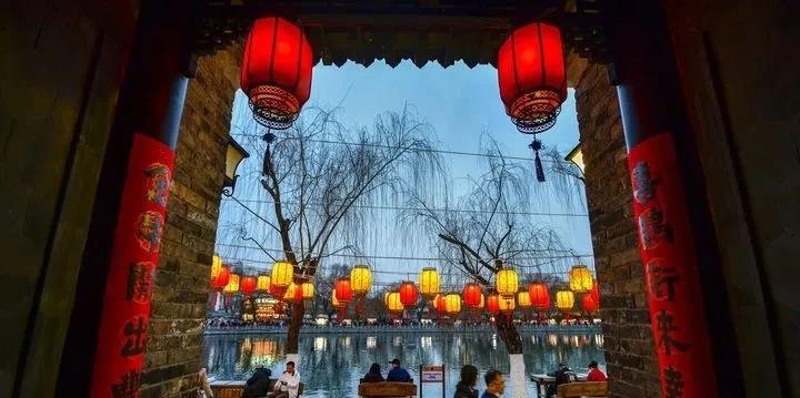济南古城“春节气氛组”受欢迎，泉城路新春市集迎来大批市民和游客