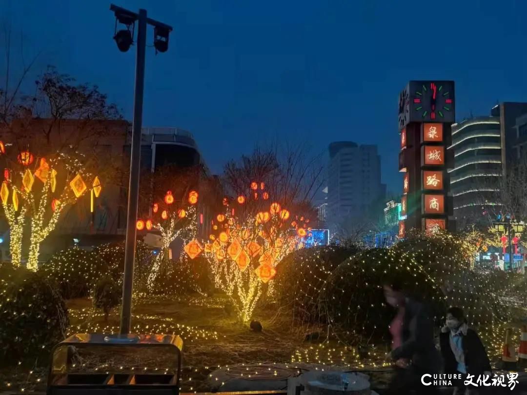 济南古城“春节气氛组”受欢迎，泉城路新春市集迎来大批市民和游客