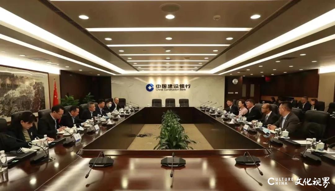 中国建设银行行长王江与绿地集团董事长、总裁张玉良就深化银企合作举行会谈