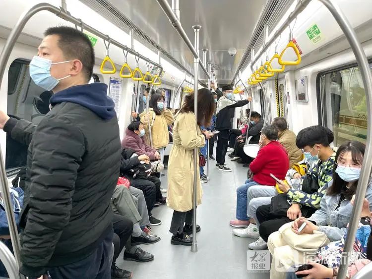 济南地铁2号线开通首个周末，人流如织 座无虚席