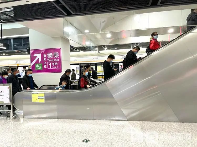 济南地铁2号线开通首个周末，人流如织 座无虚席