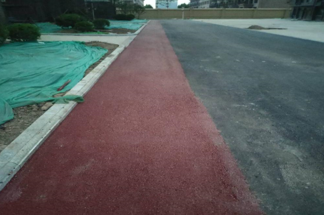 延期交房455天，潍坊一小区塑胶跑道变沥青路刷红漆，开发商佳润置业：宣传内容仅供参考 