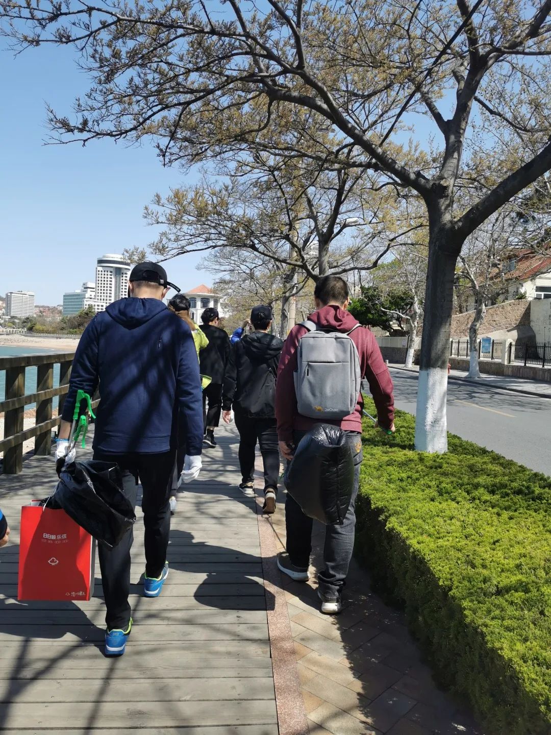 海尔智家举行“学习党史 不忘初心 智慧家庭 生态引领”健步行，感受春天美好与城市发展