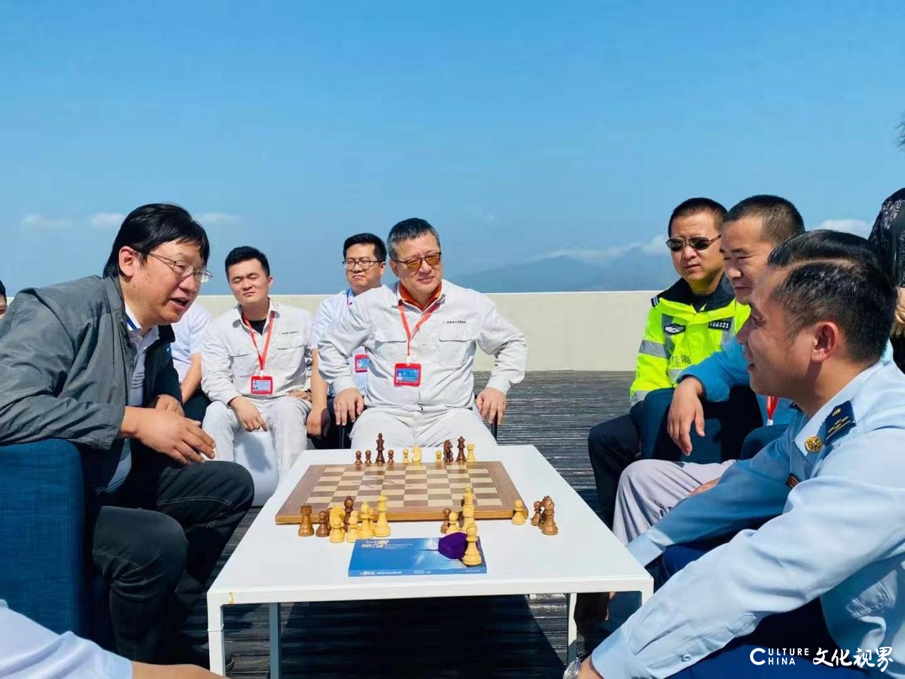 世界国际象棋联合会副主席、中国国际象棋协会主席叶江川赴港珠澳大桥“以棋会友”，探索“文化＋工程”融合