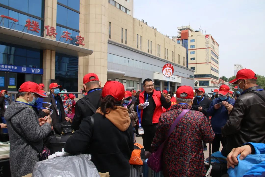 嘉华旅游“万人游喀什”首趟援疆旅游专列正式启程，之后每月将发出一列