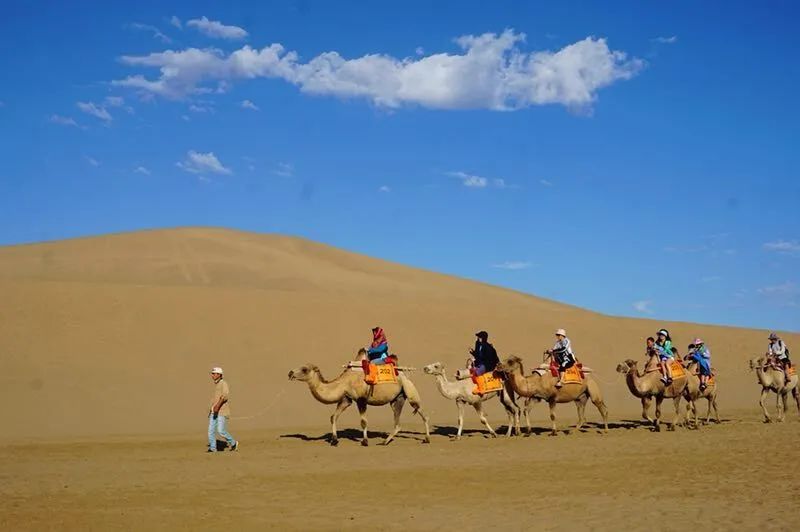 嘉华旅游“万人游喀什”首趟援疆旅游专列正式启程，之后每月将发出一列