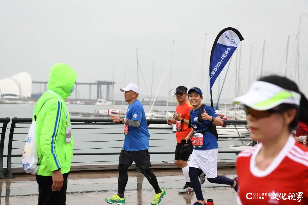 卡奥斯生态跑团亮相2021青岛国际马拉松赛场，尽展平台创客的激情活力