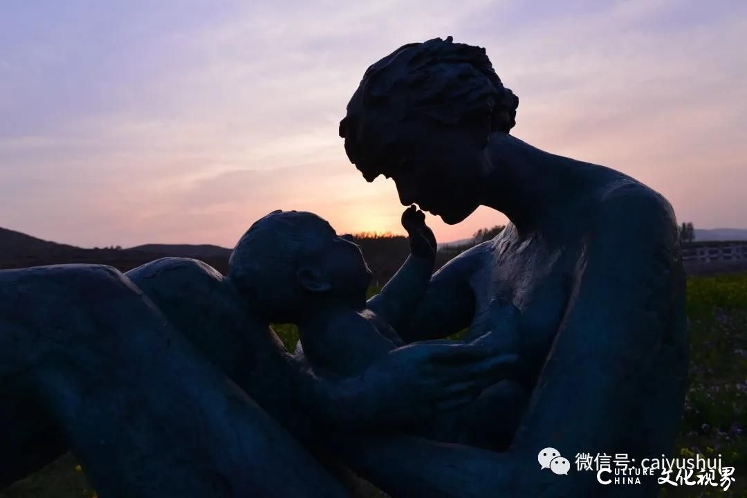 致敬母亲：爱像世界那么大——著名艺术家蔡玉水雕塑作品《母爱》欣赏