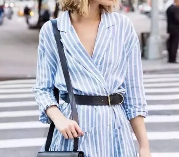 经典蓝白条纹衫，青岛银行时尚达人演绎下班后的潮流style