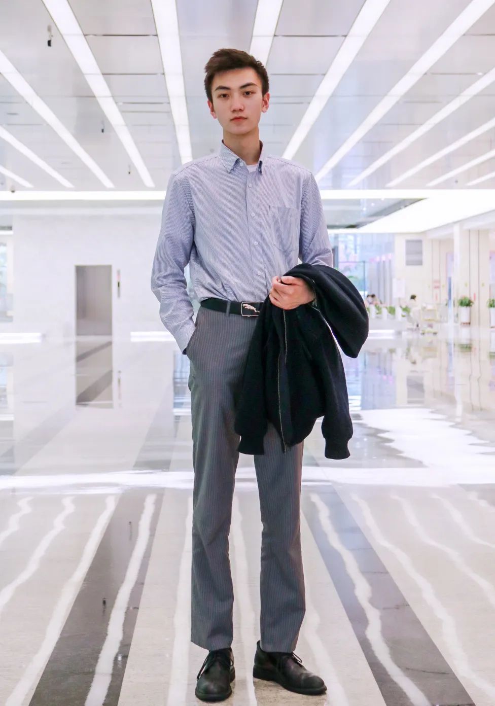 经典蓝白条纹衫，青岛银行时尚达人演绎下班后的潮流style