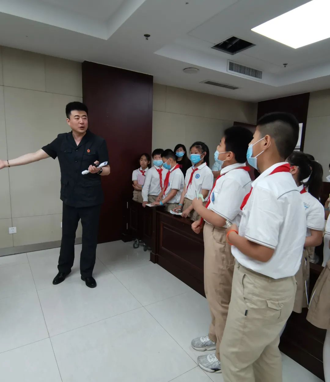 济南高新区汉峪小学开展“我是小法官”社会角色体验活动