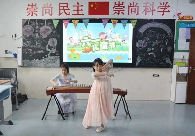 唐洲雁与济南山师附小学子共庆“六一”儿童节