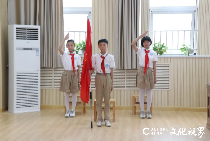 济南高新区劝学里小学举行“红领巾心向党·争做新时代好队员”一年级入队仪式