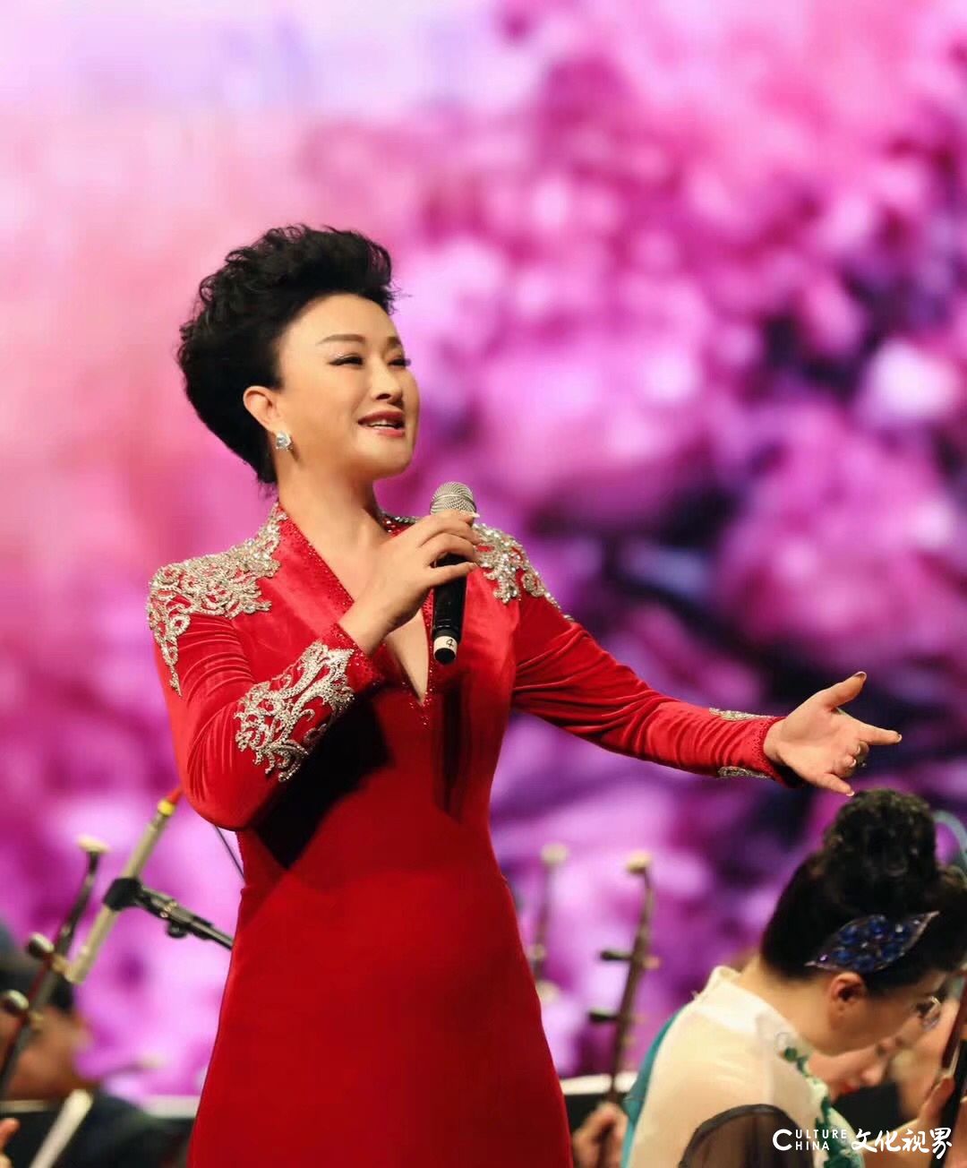 著名女高音歌唱家、曲师大特聘教授吴沁唱响红色旋律，庆祝建党百年