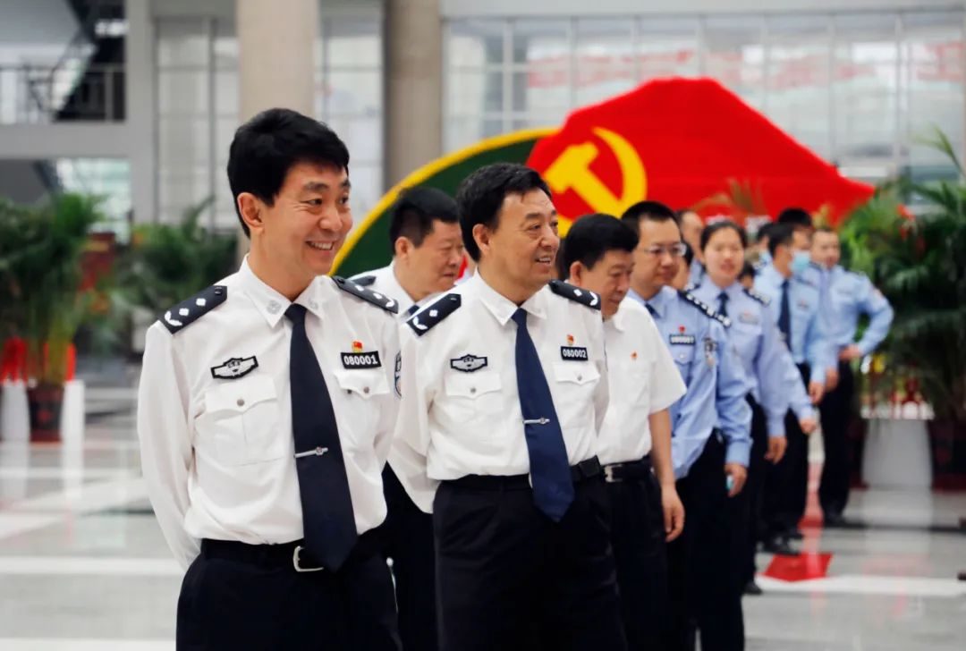 邵浩浩带领党员民警参观“让党旗永远飘扬——德州市庆祝建党百年”主题展览