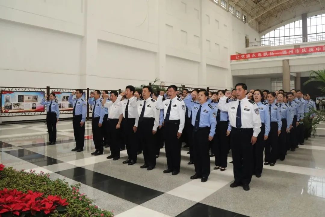 邵浩浩带领党员民警参观“让党旗永远飘扬——德州市庆祝建党百年”主题展览