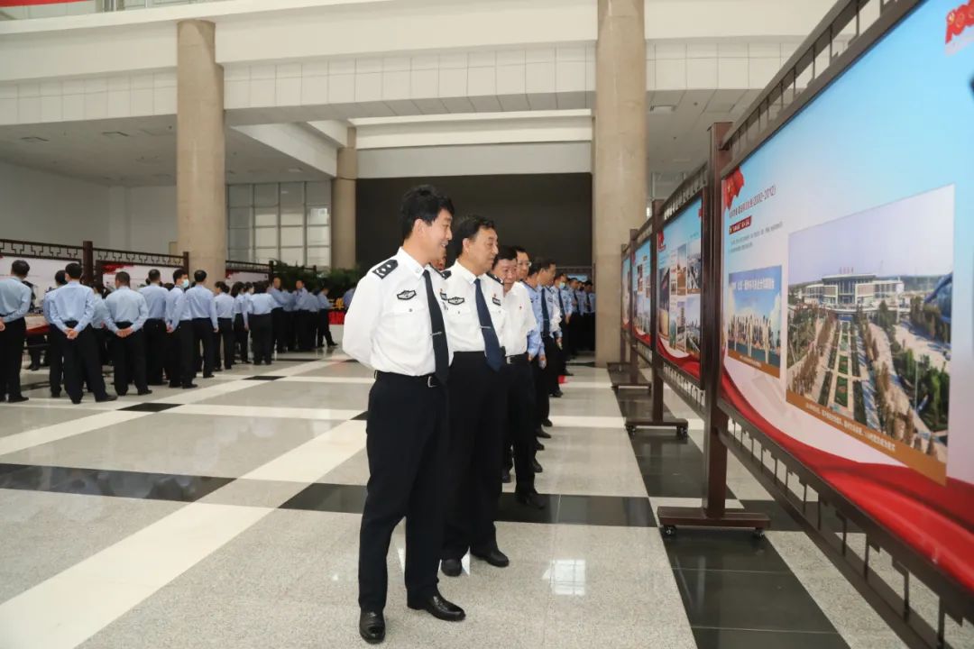 邵浩浩带领党员民警参观“让党旗永远飘扬——德州市庆祝建党百年”主题展览