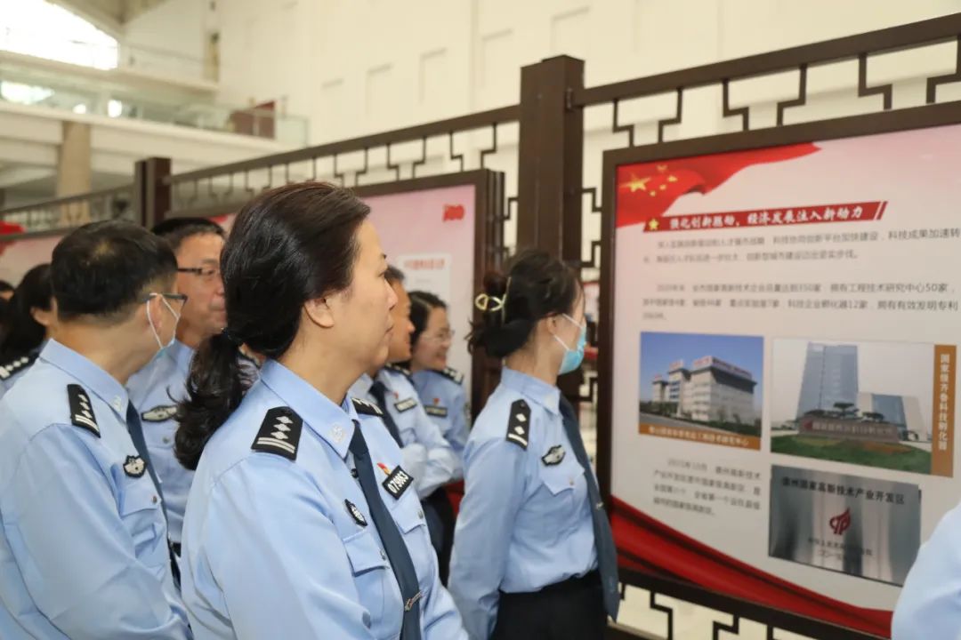 邵浩浩带领党员民警参观“让党旗永远飘扬——德州市庆祝建党百年”主题展览