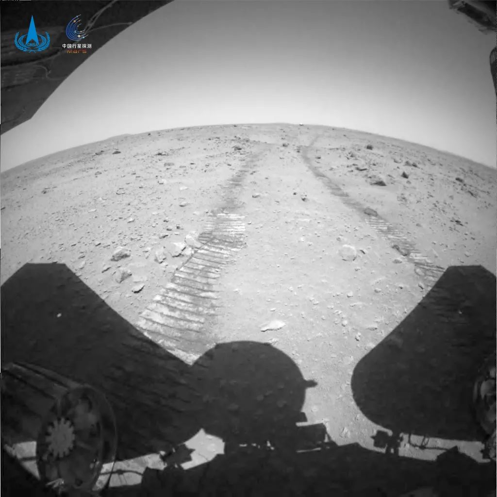 天问一号火星探测发回实拍影像，环绕器和“祝融号”火星车传来遥远祝福