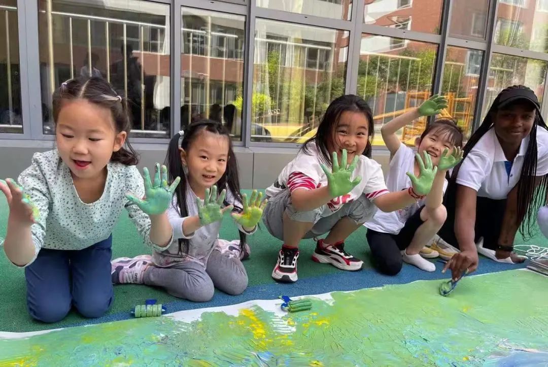 济南市慧思顿高瞻幼儿园首届创造性艺术节开幕，园所变成了艺术的城堡与画的海洋