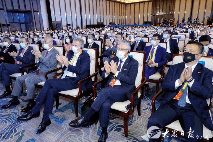 第二届跨国公司领导人青岛峰会开幕，1万余名嘉宾线上线下共商合作共谋发展