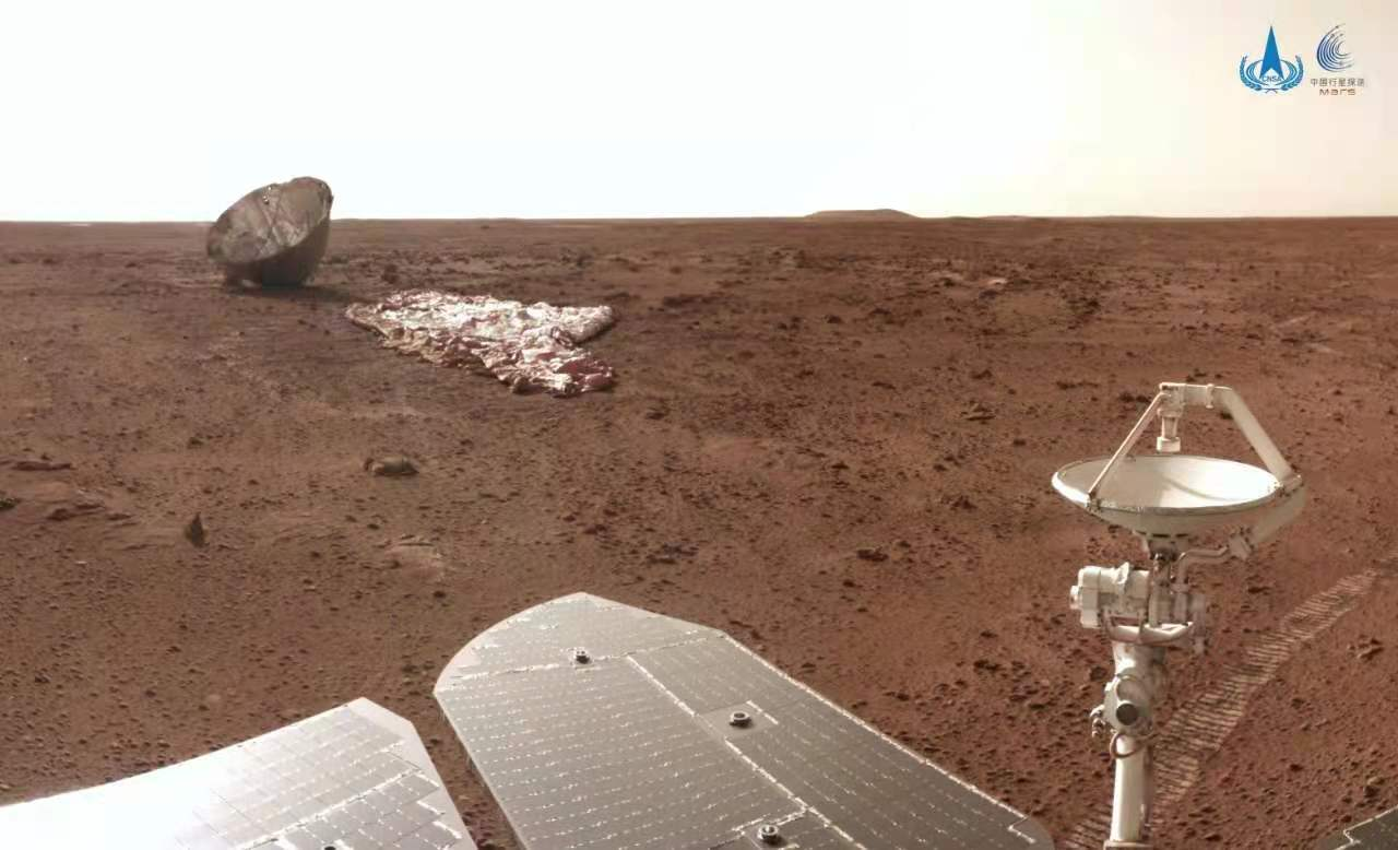 国家航天局发布最新火星影像：祝融号近距离“看”降落伞与背罩