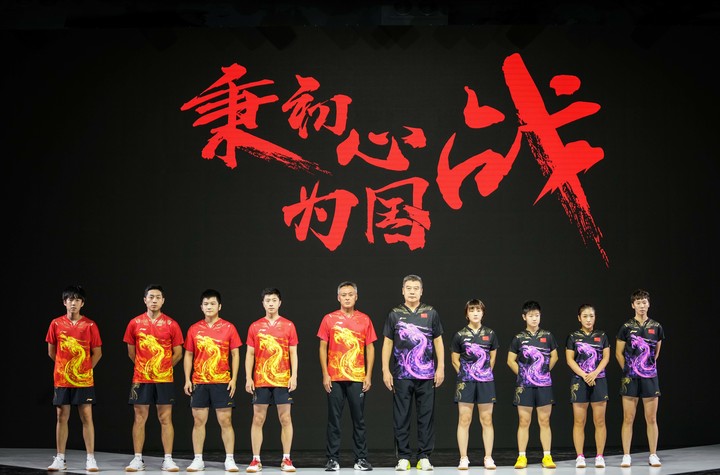 中国乒乓球队出征东京奥运会，刘国梁携手教练运动员亮相合影