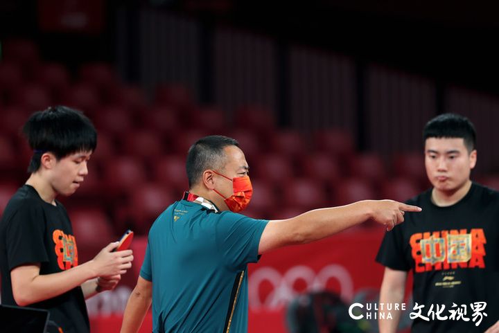 刘国梁用脚丈量东京奥运乒乓球场馆：场地小了，担心运动员跑动安全
