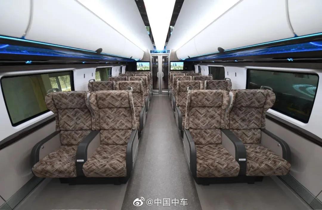 “贴地飞行”！世界首套时速600公里高速磁浮列车在青岛中国中车成功下线