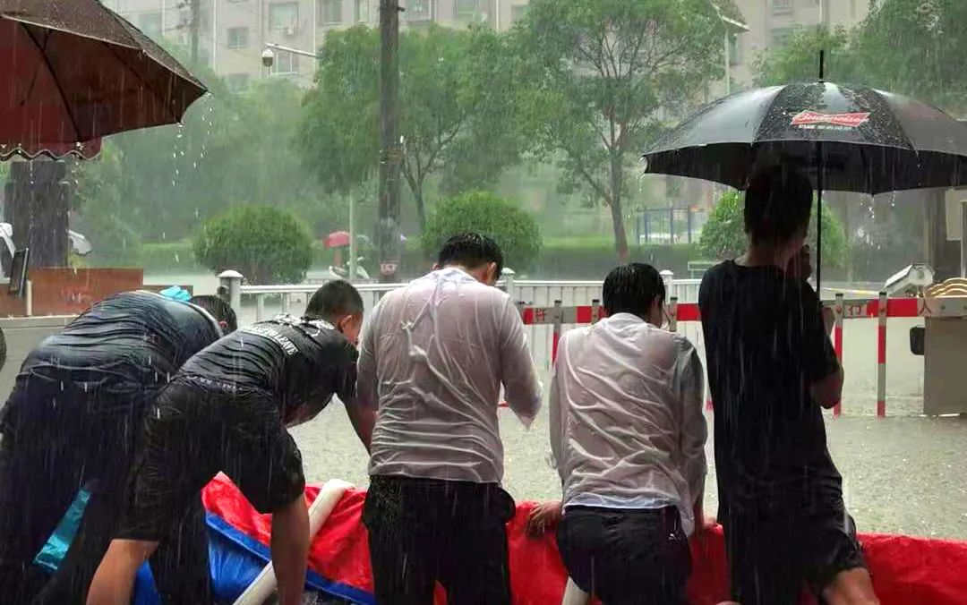 中海物业郑州城市公司闻“汛”而动，为业主筑起一道安全“防护墙”