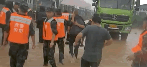 河南暴雨全国揪心，7省1800名消防员紧急驰援防汛抢险救灾