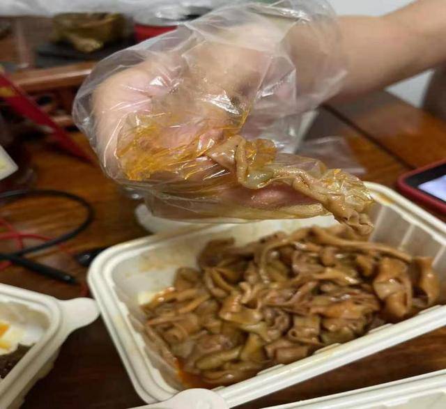 “绿色鸭肠”、吃出虫子、强买强卖……“鸭脖第一股”绝味食品高速扩张下食品安全问题频发