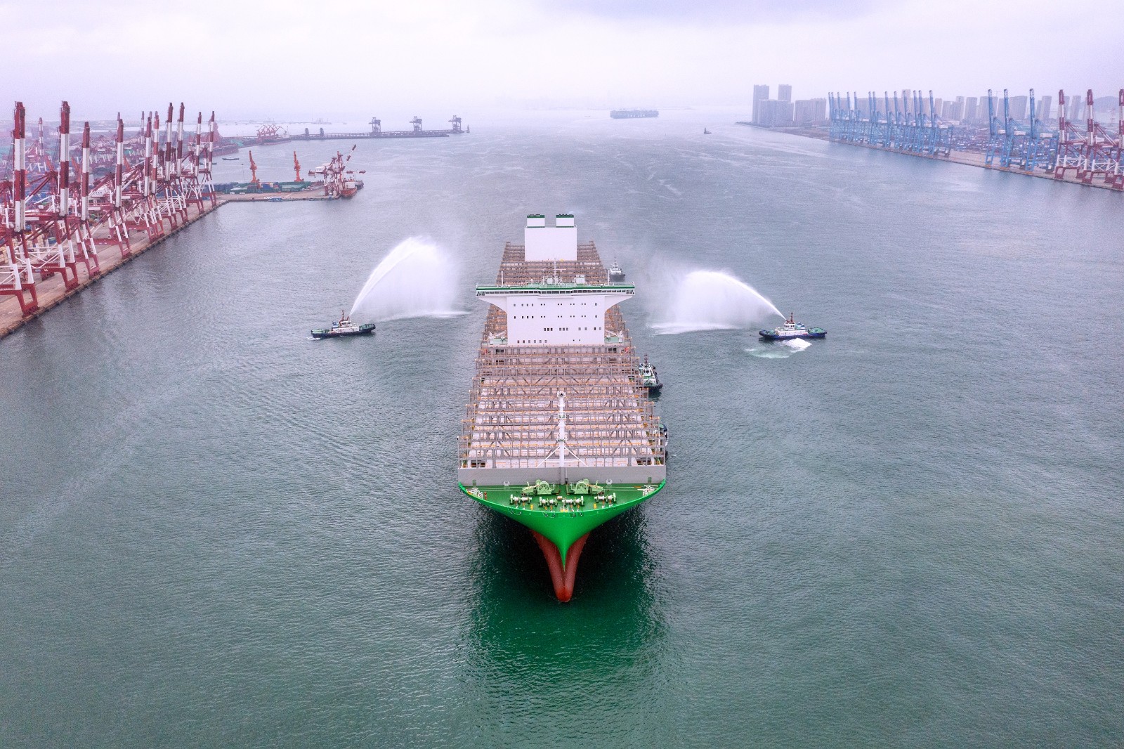 世界最大集装箱船“长范”（EVER ACE）轮首航靠泊青岛港