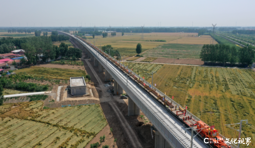 郑济高铁黄河特大桥铺轨工程正式开始，轨道将伸至郑州
