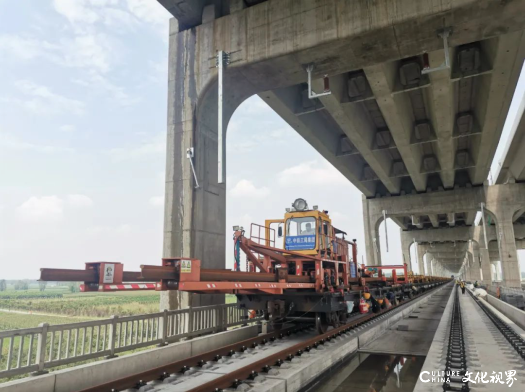 郑济高铁黄河特大桥铺轨工程正式开始，轨道将伸至郑州