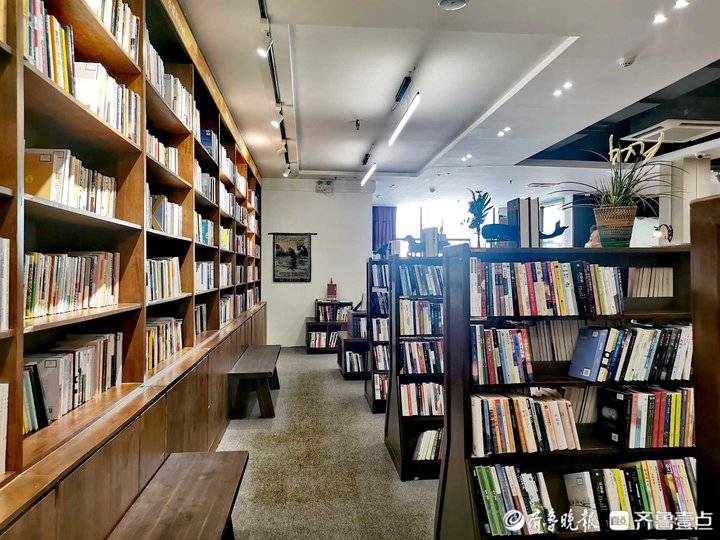 济南第30家泉城书房在高新区开馆，采用“书房＋书店”模式运营、可借可买